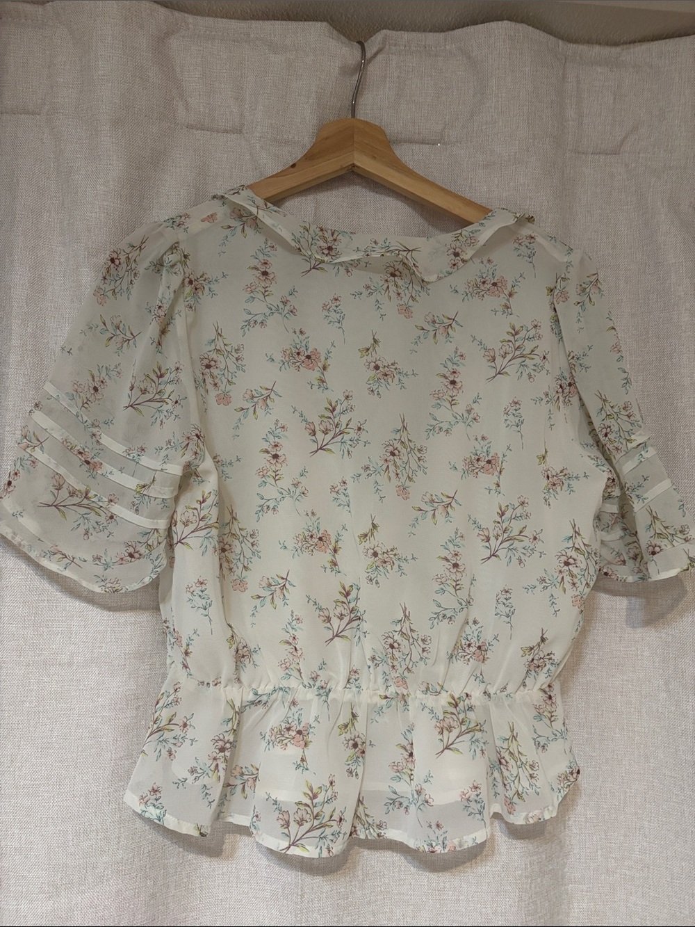 ASTR Cream Floral Ruffle Top - Picture 4 of 4